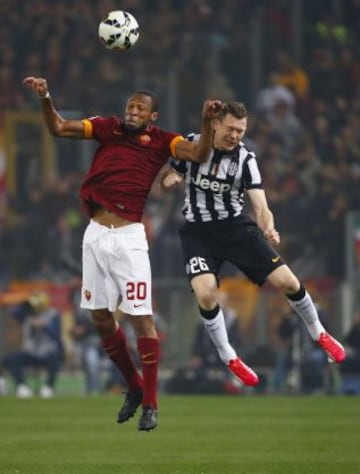 El salto de Seydou Keita y Stephan Lichtsteiner en el mediocampo izquierdo del terreno.