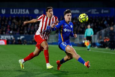 Adrián Liso trata de controlar el balón ante Nahuel Molina. 
 
 
