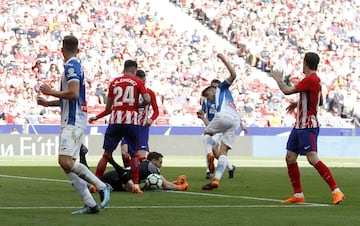 Tras la ocasión de Baptistao, Gerard recogió el rechace de Oblak pero el delantero del Espanyol golpeó en el brazo del meta esloveno. 