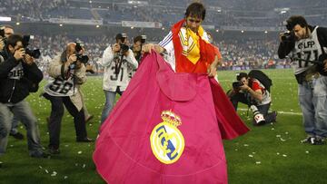 Raúl celebra, con su mítico capote, la Liga ganada en 2007.