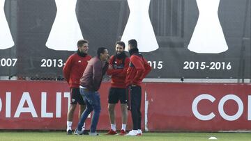 El Sevilla vuelve al trabajo con Carlos Bacca... de visita