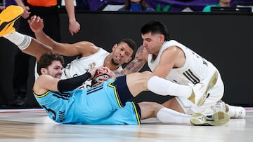 Tarik Biberovic, Edy Tavares y Gaby Deck luchan por un balón dividido en el partido de ida entre Real Madrid y Fenerbahçe del pasado 30 de octubre.