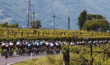 El pelotón en la decimoctava etapa del Giro de Italia 2021. 