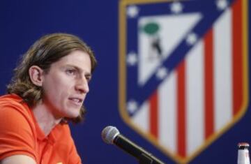 El lateral brasileño Filipe Luis, durante la rueda de prensa que ofreció en el estadio Vicente Calderón, después de llegar traspasado del Chelsea al Atlético de Madrid.