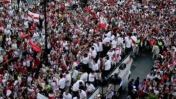 <b>CARAVANA DE ÉXITO. </b>Decenas de miles de sevillistas acompañaron al equipo para festejar el título.