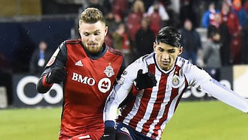 TORONTO, ON - APRIL 17: Alan Pulido #9 of Chivas Guadalajara controls the ball against Eriq Zavaleta #15 of Toronto FC during the CONCACAF Champions League Final Leg 1 on April 17, 2018 at BMO Field in Toronto, Ontario, Canada. Graig Abel/Getty Images/A
