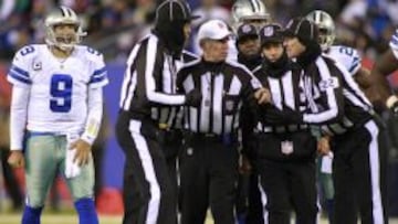 Un grupo de &aacute;rbitros discute una jugada en un partido de los Dallas Cowboys.