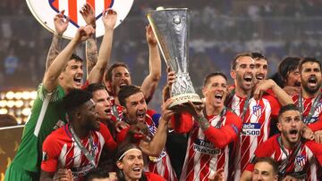 LYON, FRANCE - MAY 16:  Gabi and Fernando Torres of Atletico Madrid lift the trophy with their team-mates at the end of the UEFA Europa League Final between Olympique de Marseille and Club Atletico de Madrid at Stade de Lyon on May 16, 2018 in Lyon, Franc