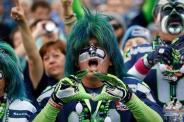 Aficionada durante un partido de fútbol americano.