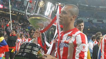 Miranda, con la Copa del Rey 2013 que el Atl¨¦tico le gan¨® al Madrid en el Bernab¨¦u.