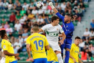 ELCHE (ALICANTE), 04/06/2023.- El portero del Cdiz Jeremas Ledesma (2-d) despeja un baln ante Lucas Boy, del Elche, durante el partido de Liga en Primera Divisin que Elche CF y Cdiz CF disputan este domingo en el estadio Martnez Valero. EFE/Manuel Lorenzo
