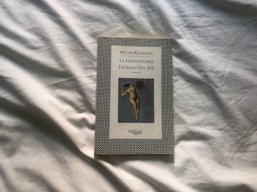 Otro clásico. Para lectores con callo. es un nivel más. Una de las grandes obras del siglo pasado. 'La insoportable levedad del ser', de Milán Kundera. Publicada en 1984 ahonda en las dudas existenciales que rodean las relaciones de pareja. El terco amor de Teresa por Tomás, Sabina, su amante, también de Franz, un idealista, la escritura de Kundera. Pu?os de acero que vuelan entre frases sencillas. Existencialista, hondo, universal. Uno de esos libros que hay que leer... Y releer. Siempre ense?a.