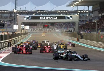 Lewis Hamilton al frente tras la salida en el GP de Abu Dhabi.