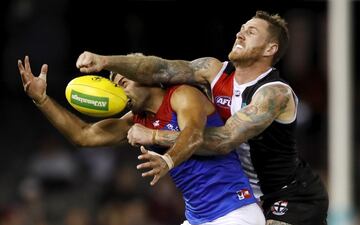 Christian Salem, de los demonios, y Tim Membrey, del equipo de los santos, compiten con intensidad por un balón durante el partido de la AFL de fútbol australiano entre los St Kilda Saints y los Melbourne Demonds, que tuvo lugar en el Marvel Stadium de Melbourne (Australia). La victoria, en esta ocasión, fue para los demonios (73-91). 
