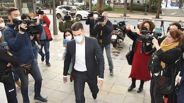 Santi Mina a su llegada a la audiencia provincial de Almer&iacute;&shy;a.