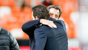 Quique y Baraja, saludándose la pasada temporada en Mestalla.
