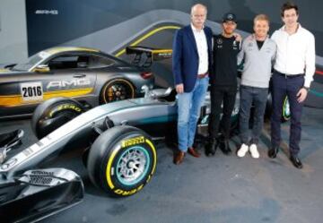 El jefe de Daimler AG, Dieter Zetsche y los pilotos Lewis Hamilton y Nico Rosberg posan junto a Toto Wolff el cabeza del motor de los coches de Mercedes. 