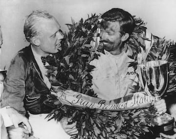 Tony Brooks celebra su victoria en el GP de Italia de 1958 junto a Mike Hawthorn, campe&oacute;n del mundo de F1 esa temporada.