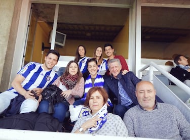 Carolina Marín mantiene un fuerte vínculo con Huelva y con el Recreativo, emblemas que considera parte esencial de su identidad. ‘Huelva es mi vida, mi familia, mis raíces y mi esencia’, ha dicho en más de una ocasión, reforzando un arraigo que la ciudad y su club han reconocido públicamente.