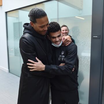 Luis Díaz se mostró muy emocionado por estar en Liverpool. Varios jugadores de la plantilla actual fueron los encargados de darle la bienvenida al colombiano. Virgil van Dijk, referente del club, fue uno de los que lo abrazó a su llegada. También compartió con Robertson y Trent Alexander-Arnold