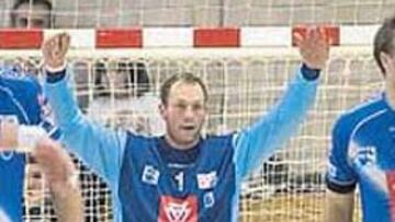 <b>HIPERACTIVO. </b>El portero Kasper nunca descansa en los partidos.