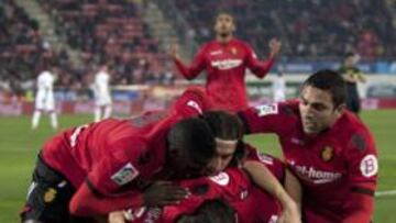 <b>FELICES. </b>El equipo celebra su gol en Son Moix ante el Madrid este año.