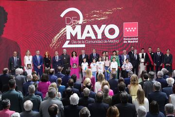 Foto de familia de las condecoraciones impuestas por la Comunidad de Madrid en el 2 de mayo, Koke, entre ellos. 