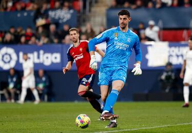 El guardameta del Real Madrid, Thibaut Courtois, pasa el balón a un compañero de equipo.