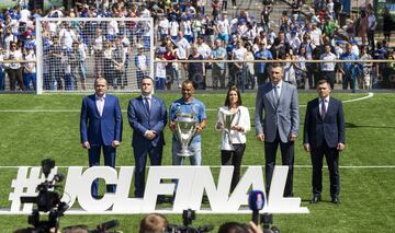 Cafú encabezando la llegada de la copa de la Champions League a Kiev junto a Iya Andrushchak y Vitali Klichkó.