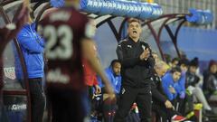 Mendilibar, t&eacute;cnico del Eibar, durante un partido de su equipo.