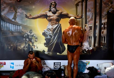 Un competidor come entre bastidores durante el evento de culturismo Arnold Classic Europe en Las Rozas.