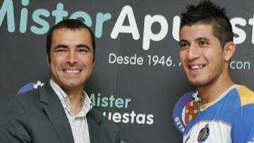 <b>SPONSOR. </b>Albín, ayer, junto al responsable de MisterApuestas.