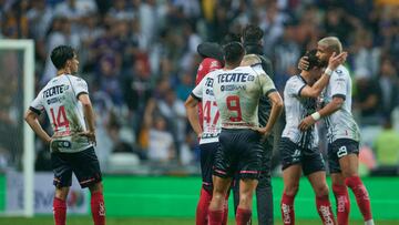 Jugadores de Monterrey después de la eliminación del torneo en contra de los Tigres.