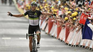 Norway&#039;s Edvald Boasson Hagen celebrates as he crosses the finish line at the end of the 222,5 km nineteenth stage of the 104th edition of the Tour de France cycling race on July 21, 2017 between Embrun and Salon-de-Provence.  / AFP PHOTO / PHILIPPE LOPEZ