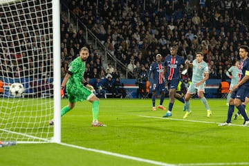 1-1. Latigazo con la derecha de Guliano Simeone que desvía Gianluigi Donnarumma, el balón le llega a Nahuel Molina que 
empalma con la derecha para superar al portero italiano.