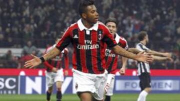 Robinho celebra un gol con el Milan.