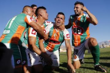 Los jugadores abrazan a Donoso. Cobresal se quedó con la corona a 10 minutos del final.