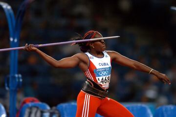 La mejor marca de lanzamiento de jabalina la sigue manteniendo la cubana Osleidys Menendez en Atenas 2004 con 71,53 metros.