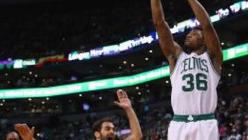 Marcus Smart lanza ante José Calderon.