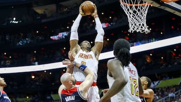 Dwight Howard intenta machacar el aro durante un partido de los play-offs de la NBA antre los Atlanta Hawks y los Washington Wizards.