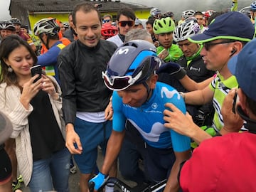 En su cumpleaños, Nairo Quintana fue sorprendido por sus seguidores en el Alto de la Línea. 