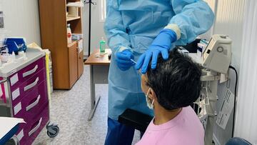 Un sanitario realiza una PCR en un hospital de Málaga