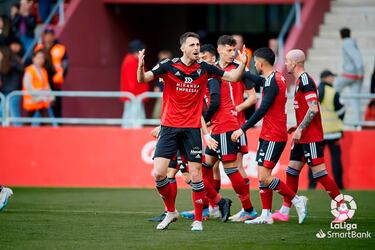 Raúl García sigue asombrando con el Mirandés. El delantero cedido por el Betis hizo un doblete para remontar el partido contra el Burgos. El primero con la izquierda y el segundo con la derecha, este último desde fuera del área.