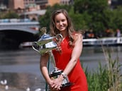 Elena Rybakina ya posa con el trofeo del Abierto de Australia