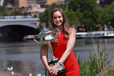 Elena Rybakina se proclamó campeona del Abierto de Australia al derrotar a la número uno del mundo, Aryna Sabalenka, por 6-4, 4-6 y 6-4.