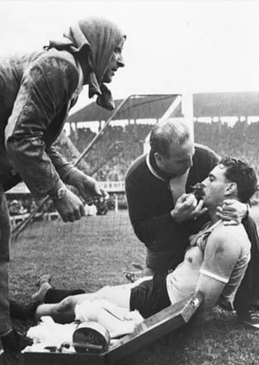 Juan Hohberg anota un doblete para Uruguay contra Hungría, fallece sobre el campo de juego, lo reaniman y sigue jugando