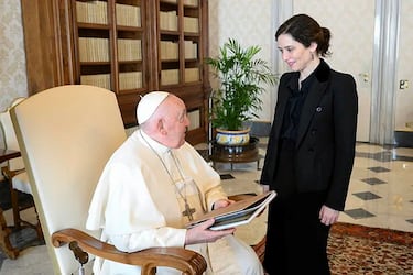 La presidenta del la Comunidad de Madrid, Isabel Dïaz Ayuso, charló con el Papa Francisco en una audiencia en marzo de 2023. 
 