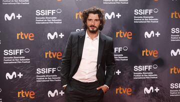 El actor Yon González posa en la alfombra roja de la gala de clausura del Festival de San Sebastián.