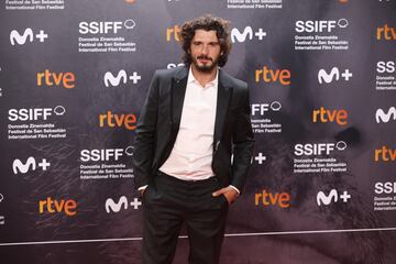 El actor Yon González posa en la alfombra roja de la gala de clausura del Festival de San Sebastián.