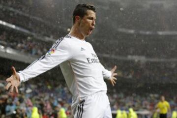 Cristiano Ronaldo del Real Madrid celebra su gol ante el Rayo Vallecano durante su partido de fútbol español de Primera División en el estadio Santiago Bernabéu.